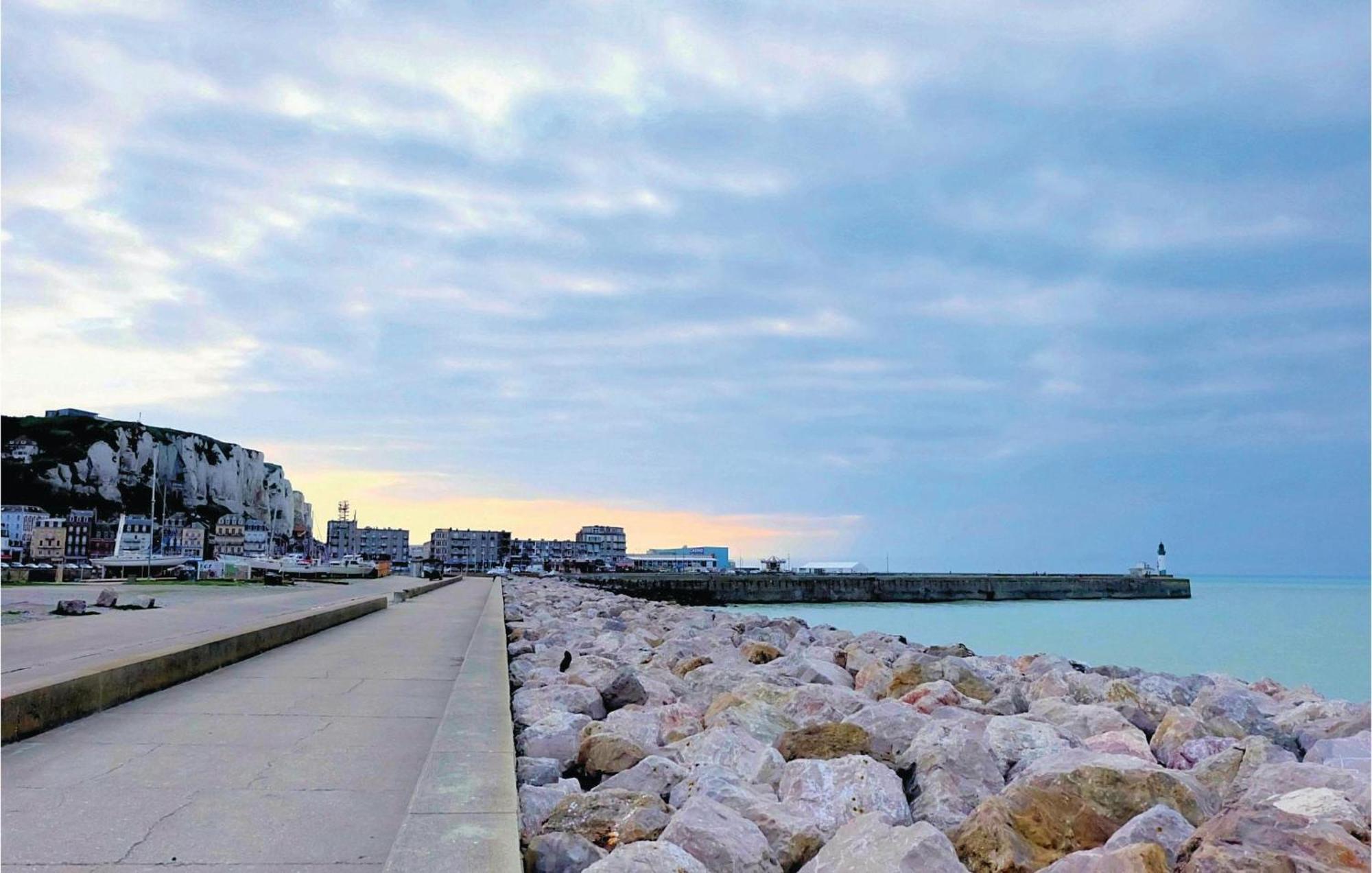 2 Bedroom Awesome Apartment In Mers-Les-Bains Εξωτερικό φωτογραφία